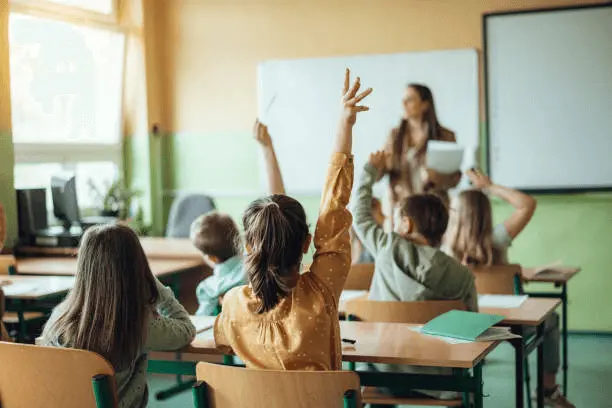 featured image of kids learning about prepositional verbs in english